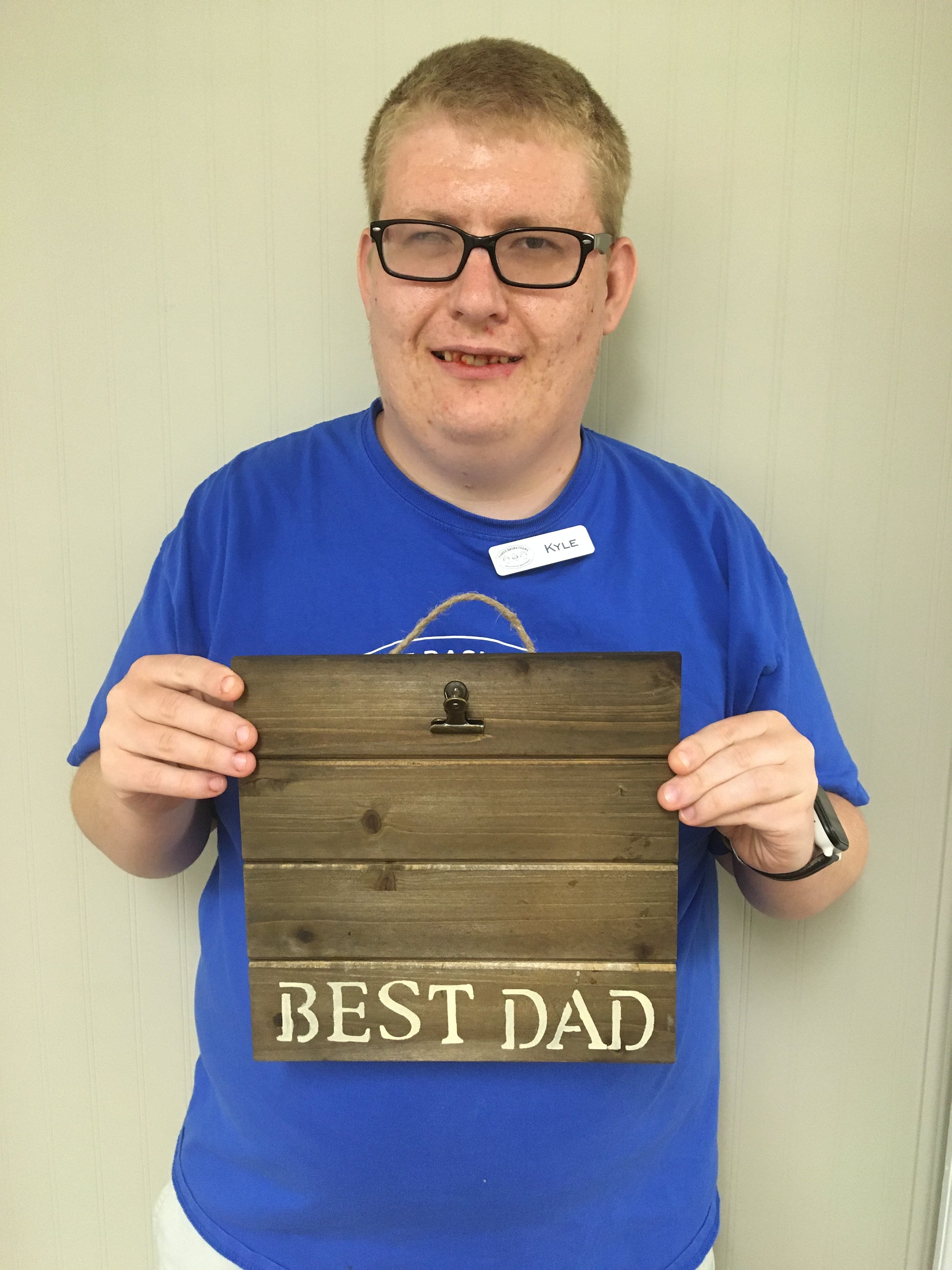 Basketeer Kyle holding painted Best Dad pallet